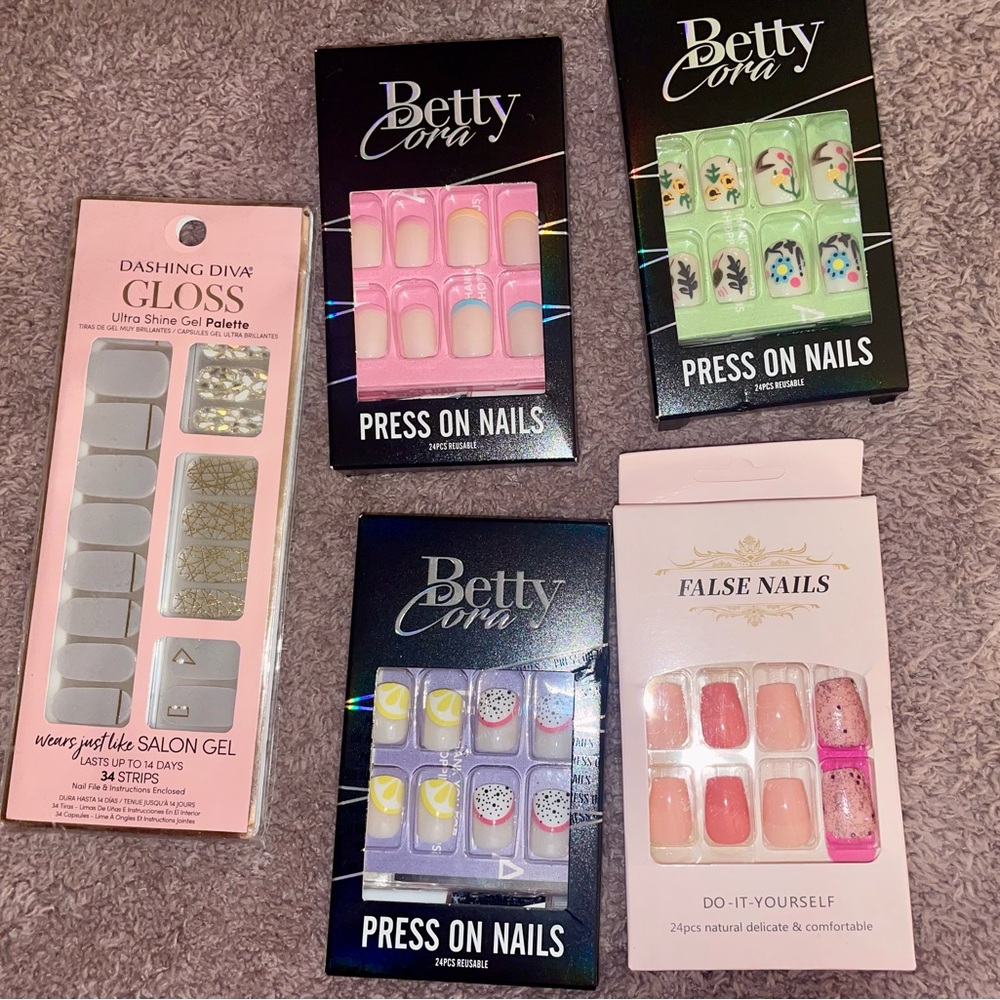 4 pairs of press on nails and nail strips